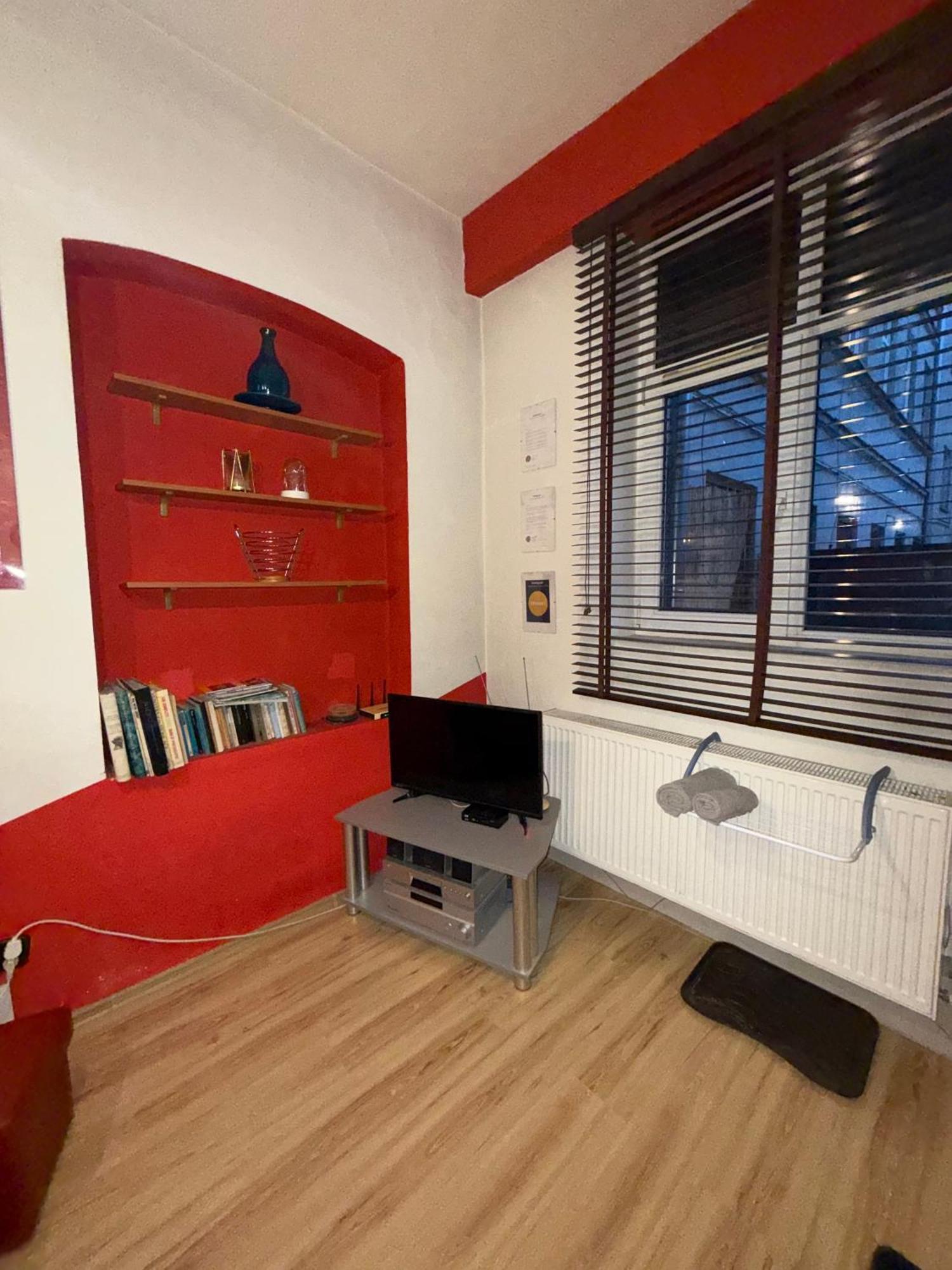 罗兹Studio Red And White公寓 外观 照片